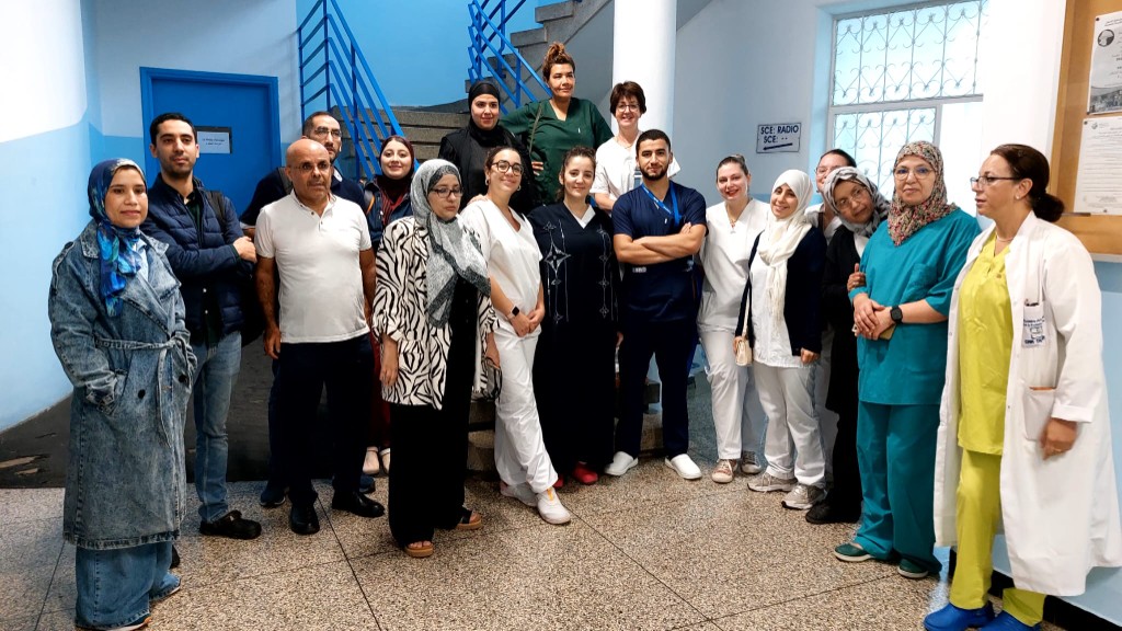 Équipe médicale de mission humanitaire en groupe