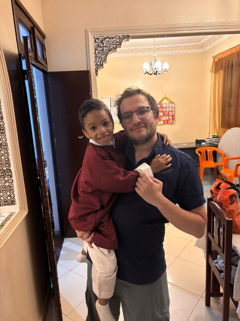 Moment de partage entre un bénévole et un enfant